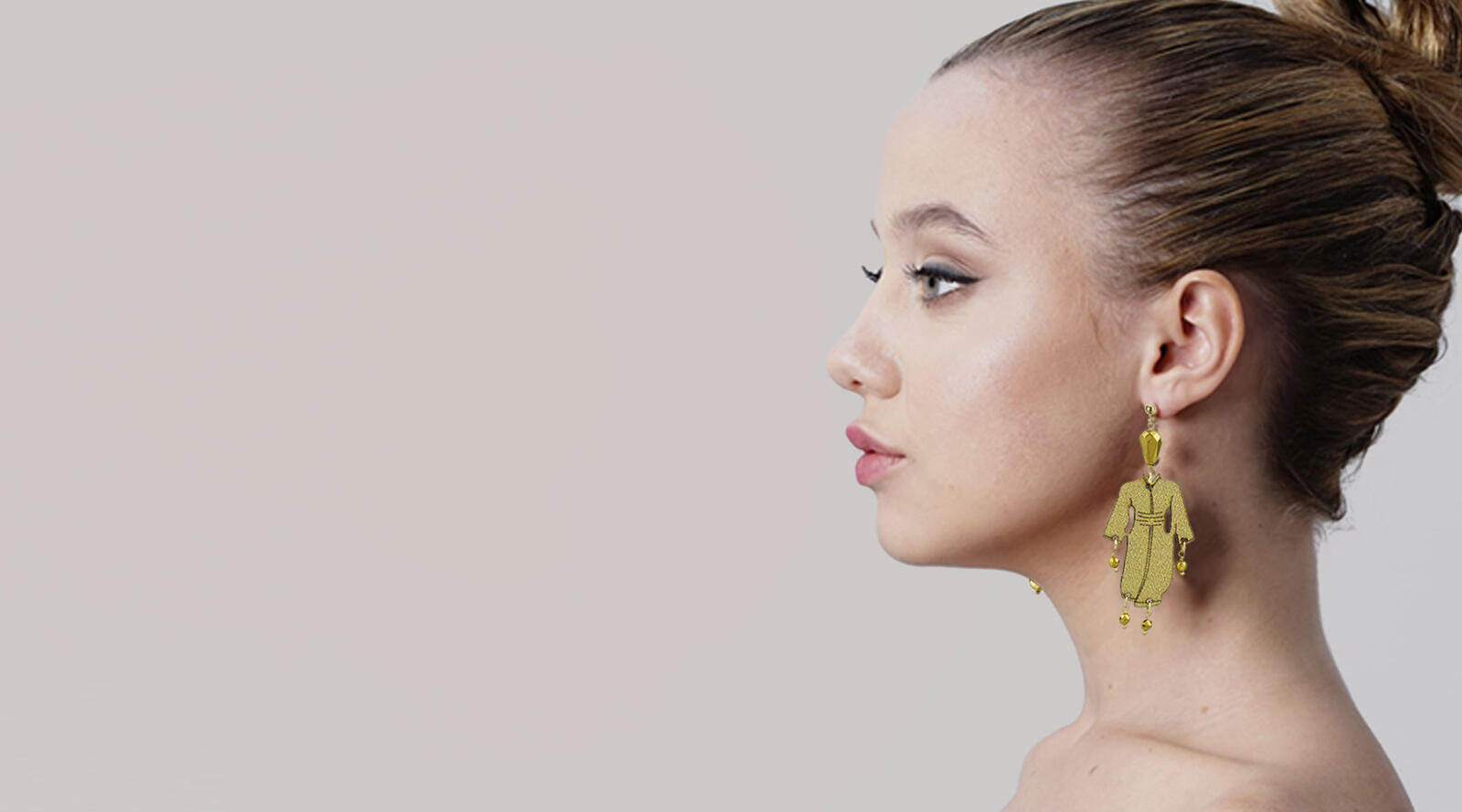 Un elegante seta color oro veste l’iconico Kimono per il 10° anniversario. Aggiungi 30€ al tuo ordine e ottieni il Kimono Gold Edition. Lebole Maison